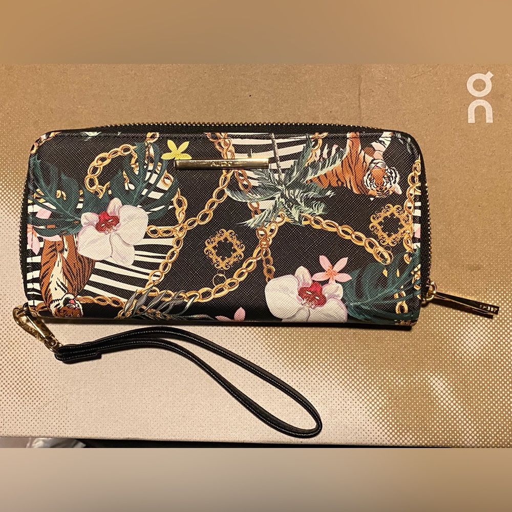 (NEW!) ALDO-Black and Gold Orchid & Tiger Wristlet🐅🪷